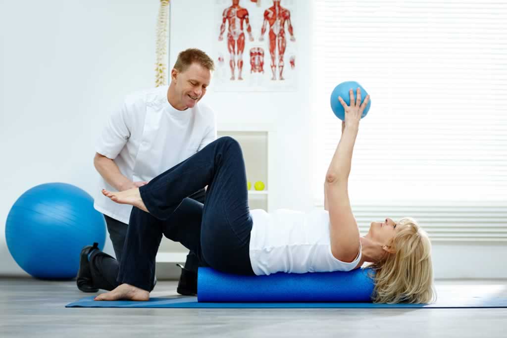 Therapie mit Ball auf Matte