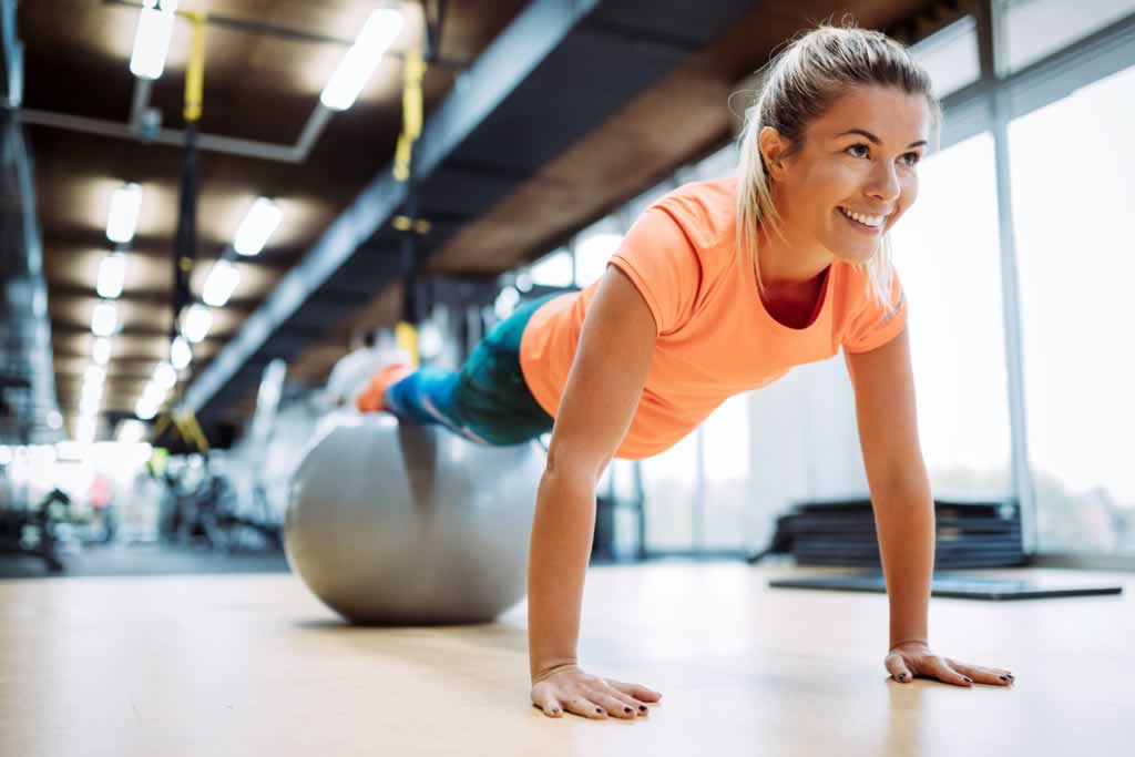 Liegestuetze auf Gymnastikball